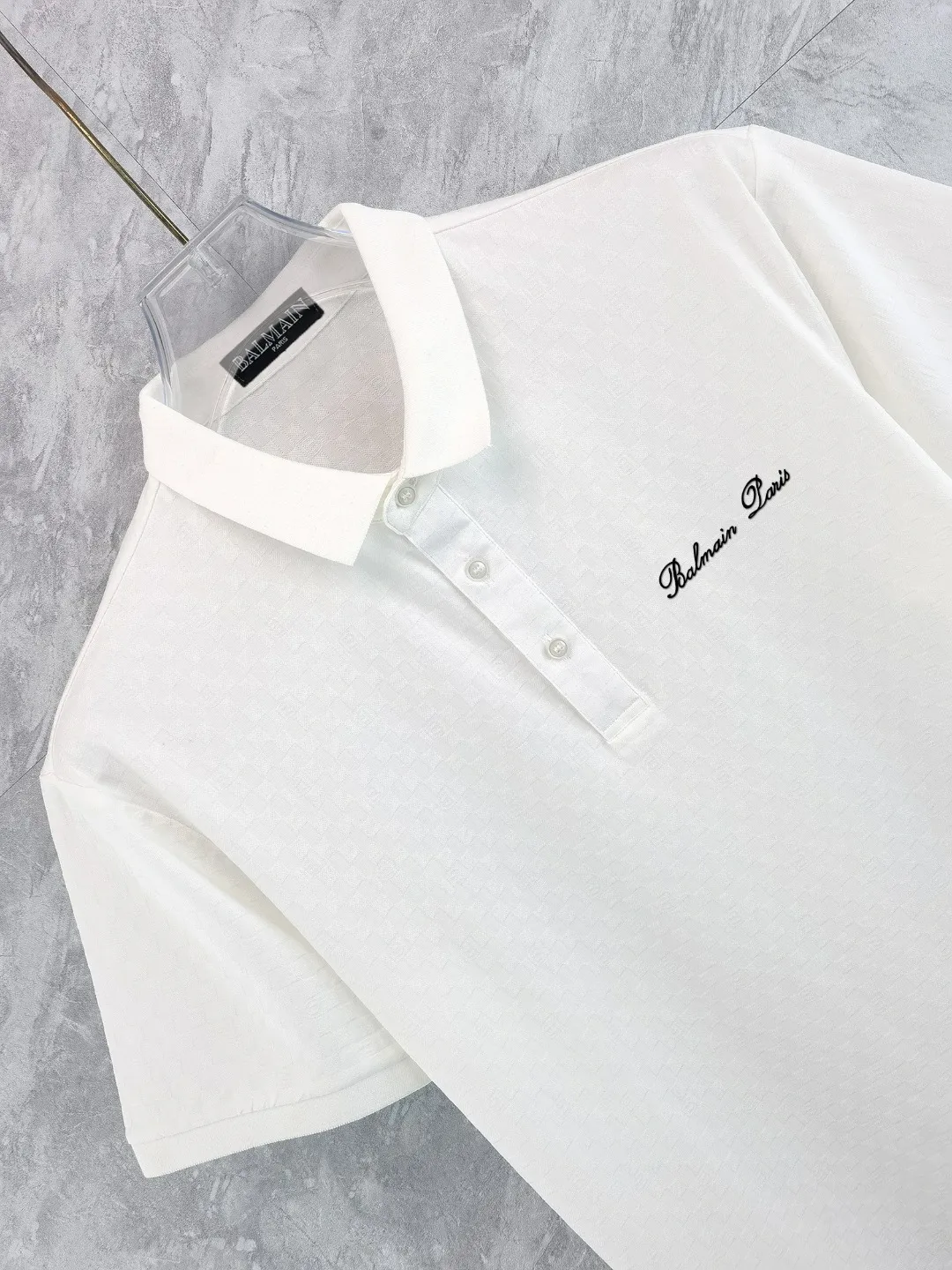 Premium Quality Balmain spring and summer full jacquard lapel short sleeves. This short sleeve is made of Tencel➕cotton fabric, with double jacquard all over. It is carefully made and the upper body is refreshing! Update your casual look. Exquisite tailoring, complete with three-label accessories. It is indeed very heavy-duty. It is a fashionable item. It is decorated with the brand LOGO on the front. It is genuine YB customized fabric and will never be faked. This piece looks really good when worn! Looks great with any combination! No gender distinction, same style for men and women Color: Black White Size: M L XL XXL XXXL